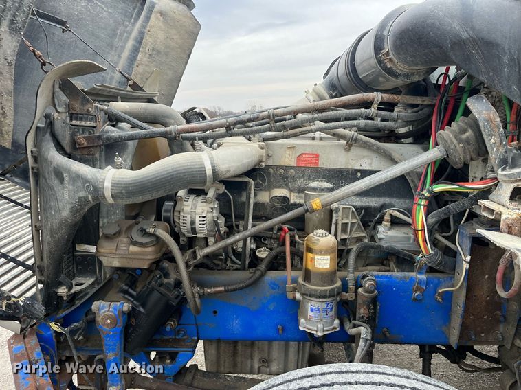 image for item DP2197 2006 Freightliner FLD120 semi truck