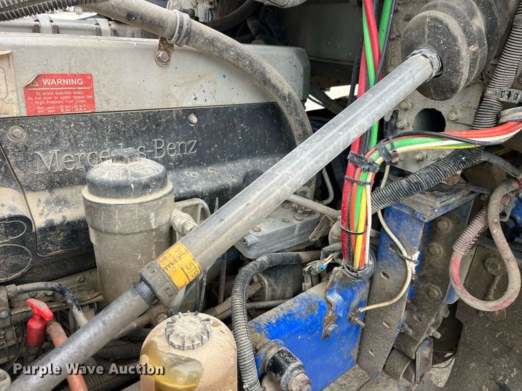 image for item DP2197 2006 Freightliner FLD120 semi truck