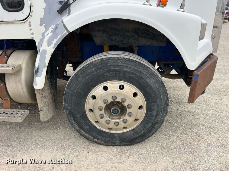 image for item DP2197 2006 Freightliner FLD120 semi truck