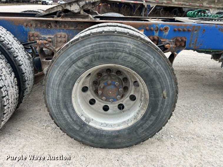 image for item DP2197 2006 Freightliner FLD120 semi truck