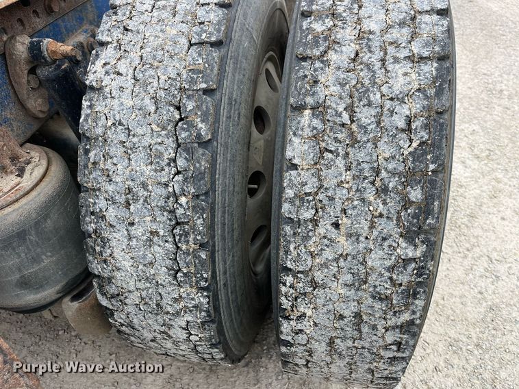 image for item DP2197 2006 Freightliner FLD120 semi truck