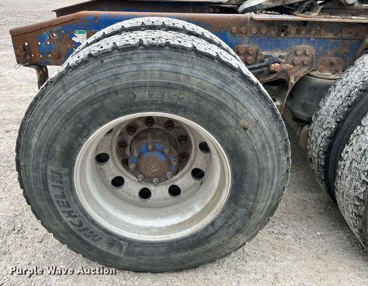 image for item DP2197 2006 Freightliner FLD120 semi truck