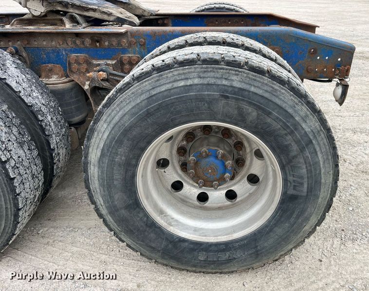 image for item DP2197 2006 Freightliner FLD120 semi truck