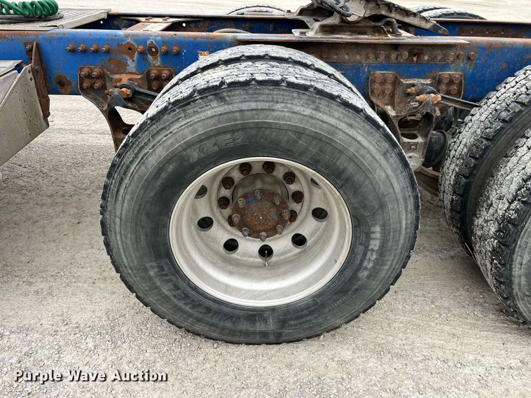 image for item DP2197 2006 Freightliner FLD120 semi truck