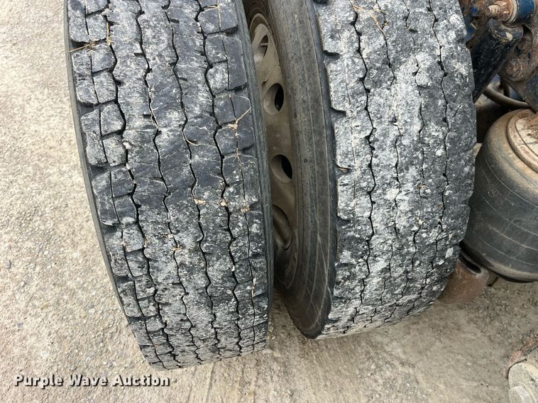 image for item DP2197 2006 Freightliner FLD120 semi truck