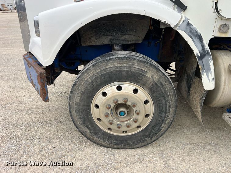 image for item DP2197 2006 Freightliner FLD120 semi truck