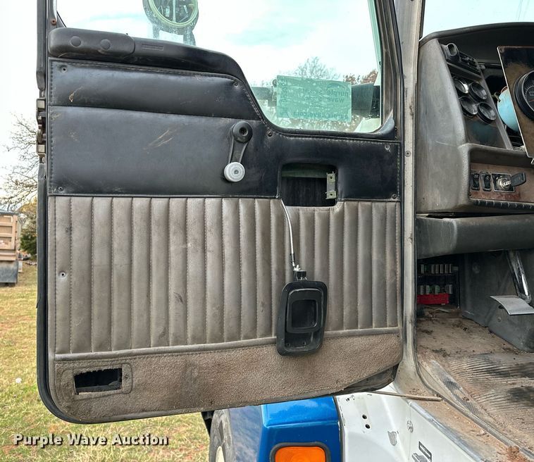 image for item DP3265 2003 Kenworth  T600 semi truck