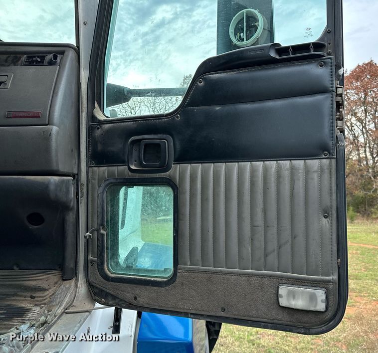 image for item DP3265 2003 Kenworth  T600 semi truck