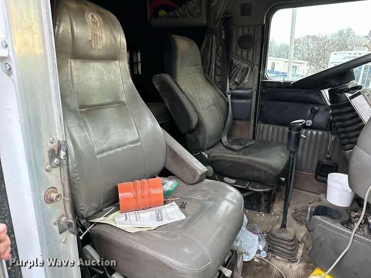 image for item DP3265 2003 Kenworth  T600 semi truck