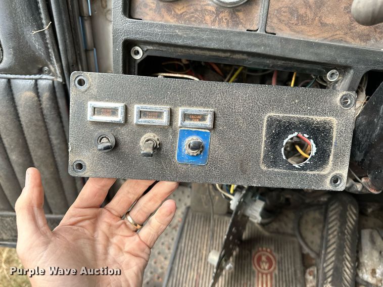 image for item DP3266 1993 Kenworth  W900 semi truck