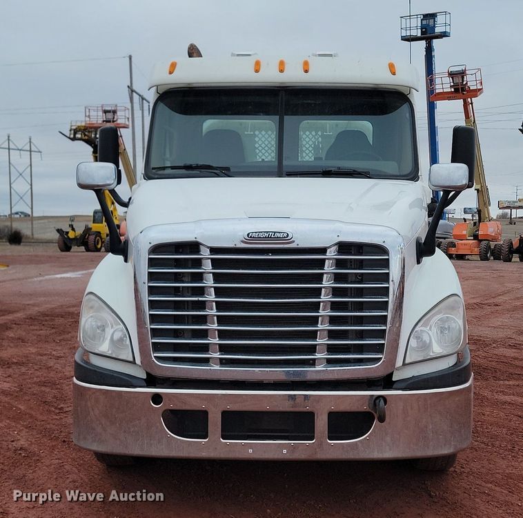 image for item KT9628 2012 Freightliner  Cascadia 125 semi truck