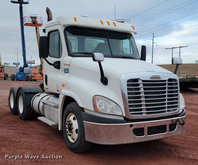 image for item KT9628 2012 Freightliner  Cascadia 125 semi truck