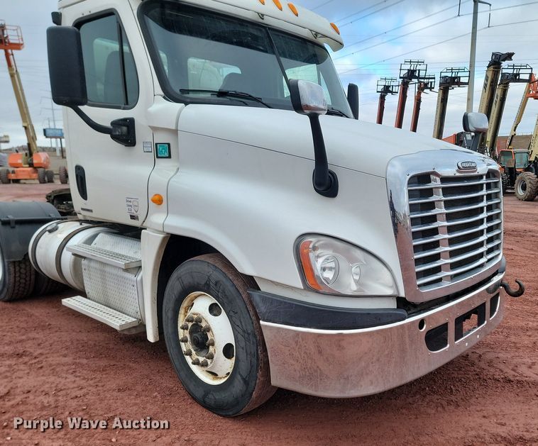 image for item KT9628 2012 Freightliner  Cascadia 125 semi truck