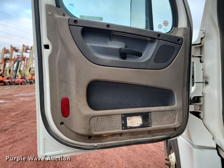 image for item KT9628 2012 Freightliner  Cascadia 125 semi truck