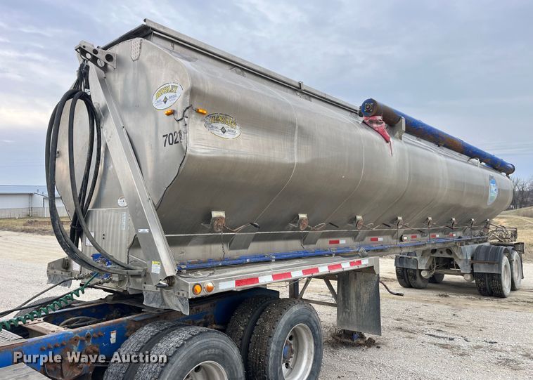 image for item LD9925 2011 Hensley  ATLW-36-32-8 feed delivery trailer