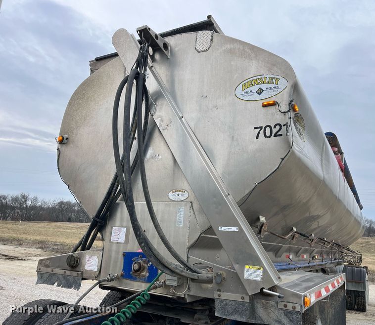 image for item LD9925 2011 Hensley  ATLW-36-32-8 feed delivery trailer