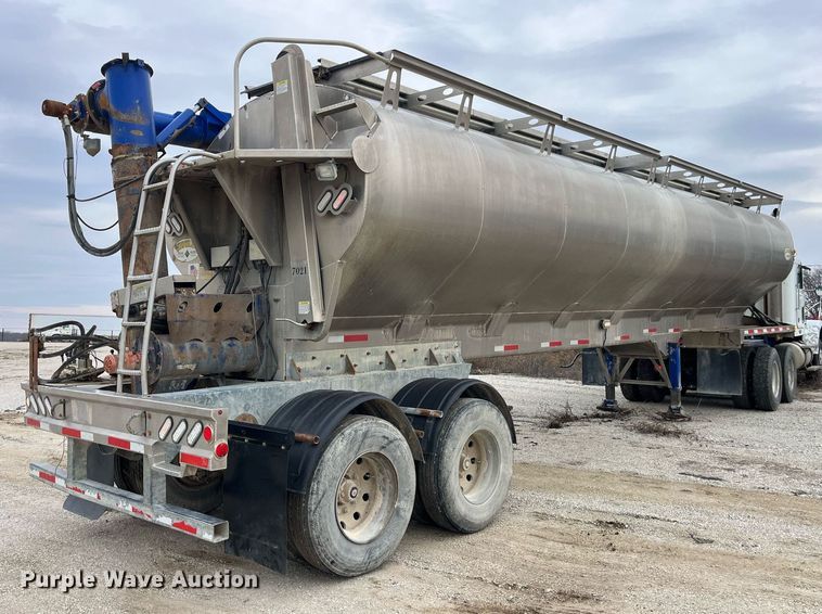 image for item LD9925 2011 Hensley  ATLW-36-32-8 feed delivery trailer