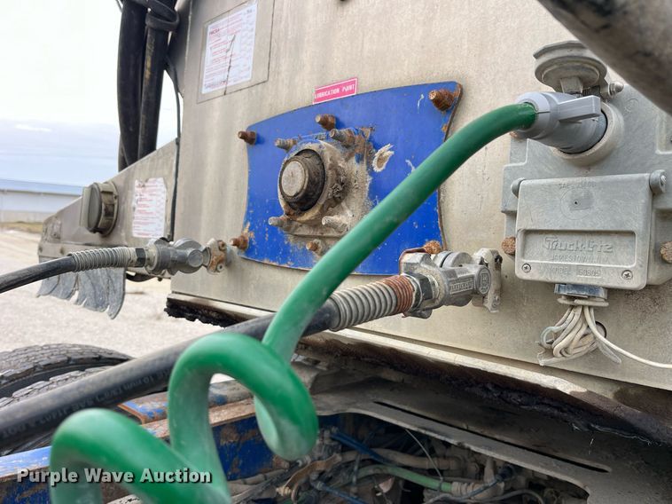 image for item LD9925 2011 Hensley  ATLW-36-32-8 feed delivery trailer