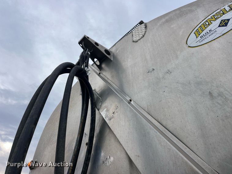 image for item LD9925 2011 Hensley  ATLW-36-32-8 feed delivery trailer