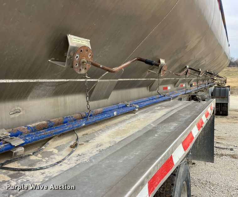 image for item LD9925 2011 Hensley  ATLW-36-32-8 feed delivery trailer