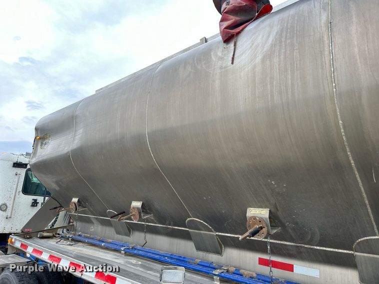 image for item LD9925 2011 Hensley  ATLW-36-32-8 feed delivery trailer