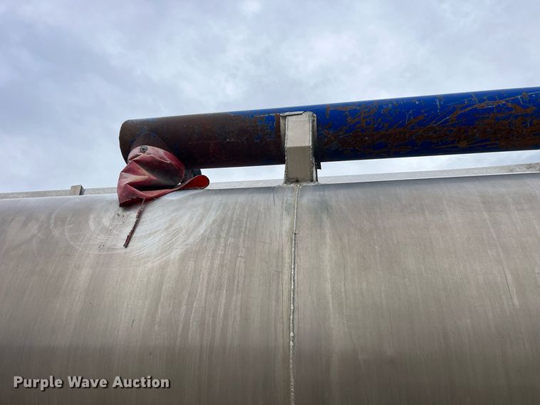 image for item LD9925 2011 Hensley  ATLW-36-32-8 feed delivery trailer