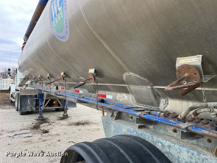 image for item LD9925 2011 Hensley  ATLW-36-32-8 feed delivery trailer