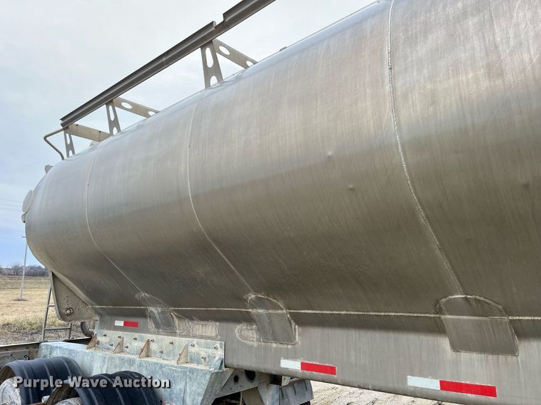 image for item LD9925 2011 Hensley  ATLW-36-32-8 feed delivery trailer