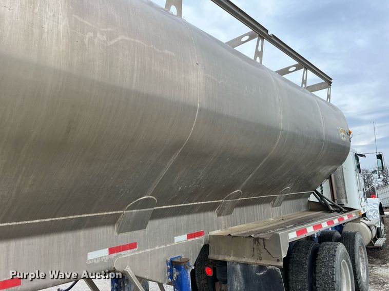 image for item LD9925 2011 Hensley  ATLW-36-32-8 feed delivery trailer