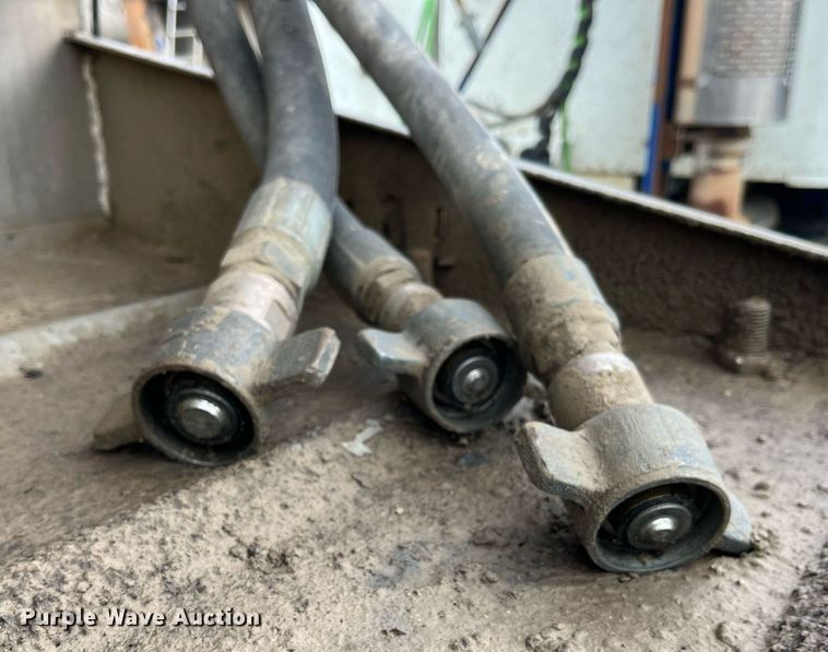 image for item LD9925 2011 Hensley  ATLW-36-32-8 feed delivery trailer