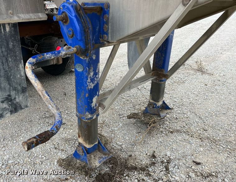 image for item LD9925 2011 Hensley  ATLW-36-32-8 feed delivery trailer