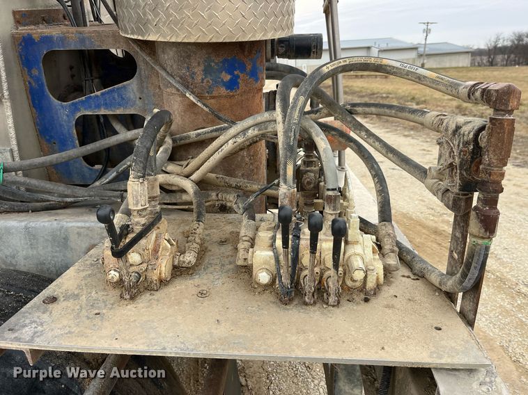 image for item LD9925 2011 Hensley  ATLW-36-32-8 feed delivery trailer