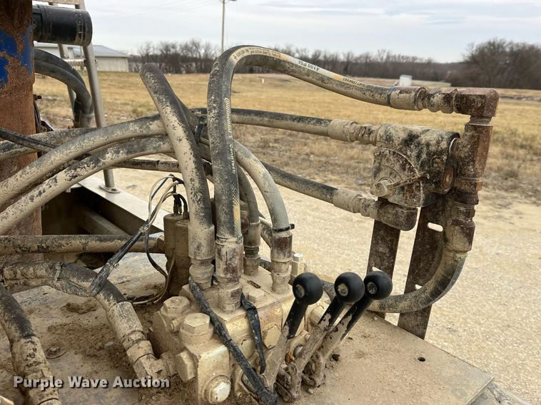 image for item LD9925 2011 Hensley  ATLW-36-32-8 feed delivery trailer