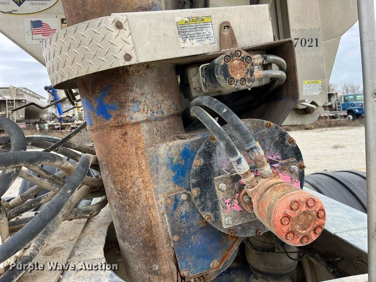 image for item LD9925 2011 Hensley  ATLW-36-32-8 feed delivery trailer