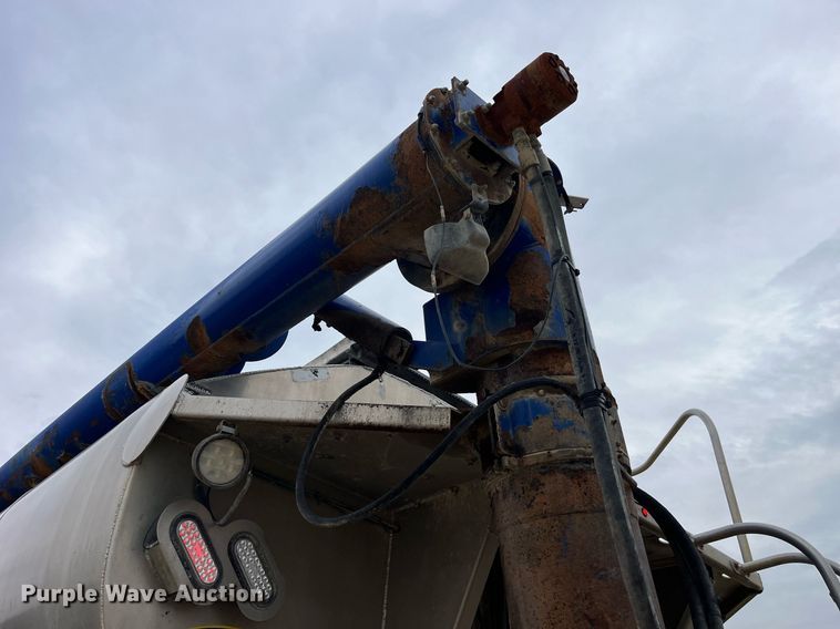 image for item LD9925 2011 Hensley  ATLW-36-32-8 feed delivery trailer