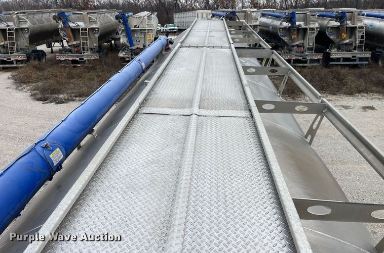 image for item LD9925 2011 Hensley  ATLW-36-32-8 feed delivery trailer