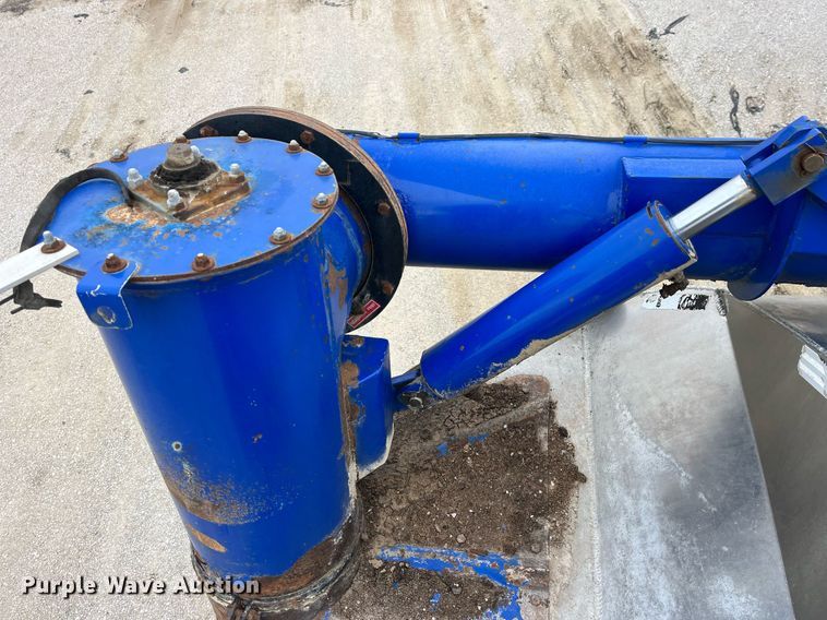 image for item LD9925 2011 Hensley  ATLW-36-32-8 feed delivery trailer