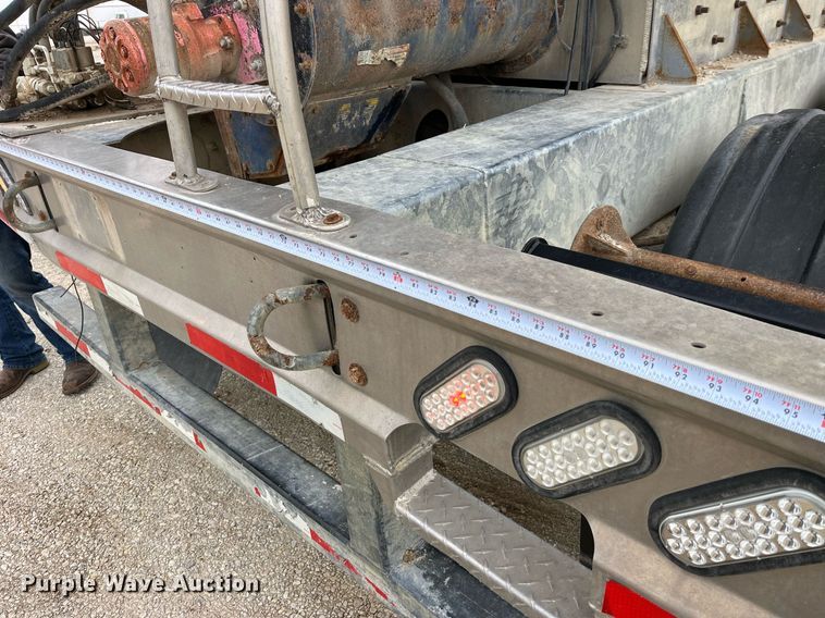 image for item LD9925 2011 Hensley  ATLW-36-32-8 feed delivery trailer