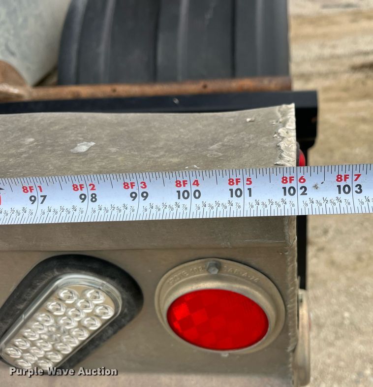 image for item LD9925 2011 Hensley  ATLW-36-32-8 feed delivery trailer