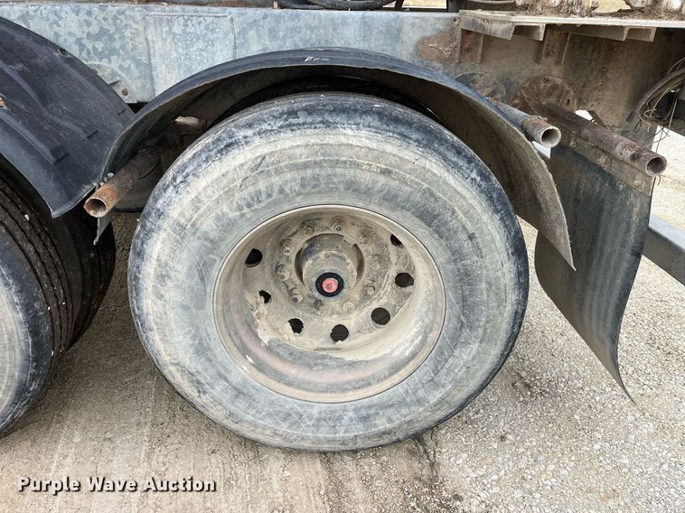 image for item LD9925 2011 Hensley  ATLW-36-32-8 feed delivery trailer