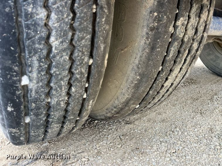 image for item LD9925 2011 Hensley  ATLW-36-32-8 feed delivery trailer