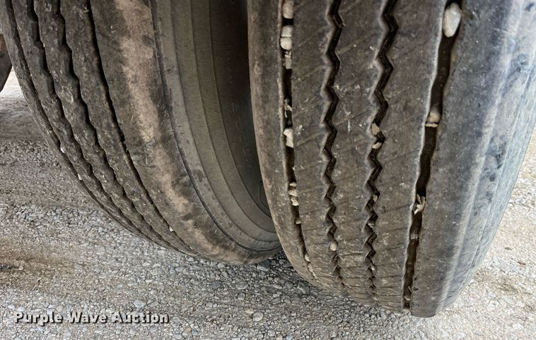 image for item LD9925 2011 Hensley  ATLW-36-32-8 feed delivery trailer