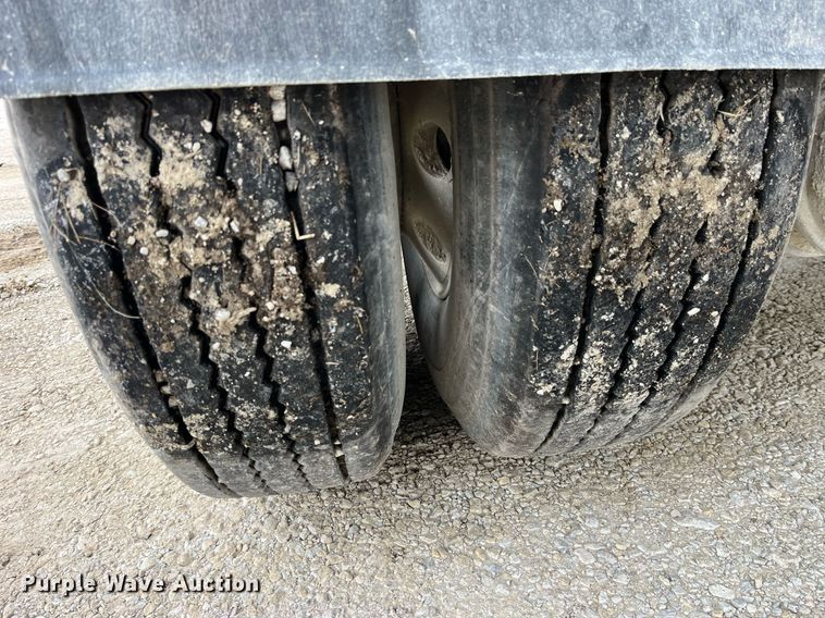 image for item LD9925 2011 Hensley  ATLW-36-32-8 feed delivery trailer