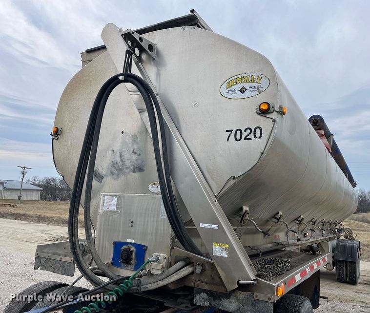 image for item LD9926 2011 Hensley  ATLW-36-32-8 feed delivery trailer