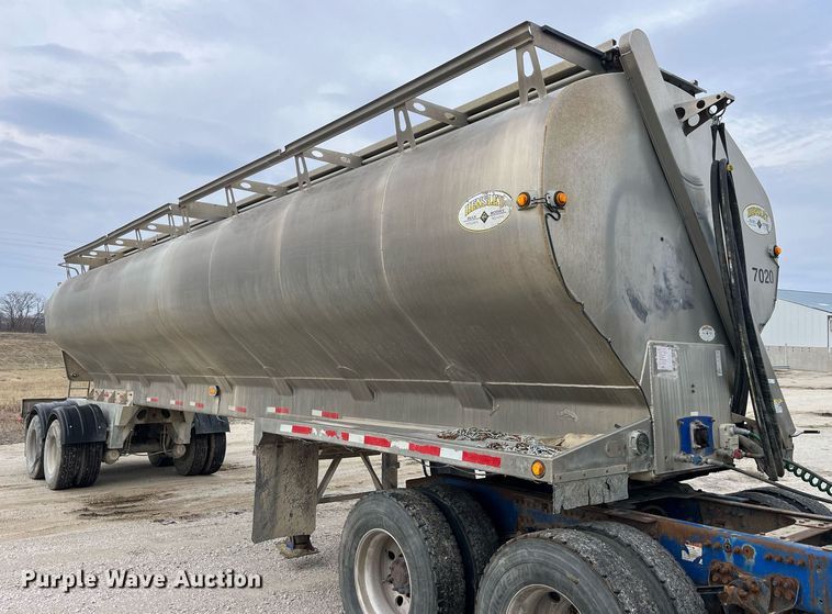 image for item LD9926 2011 Hensley  ATLW-36-32-8 feed delivery trailer