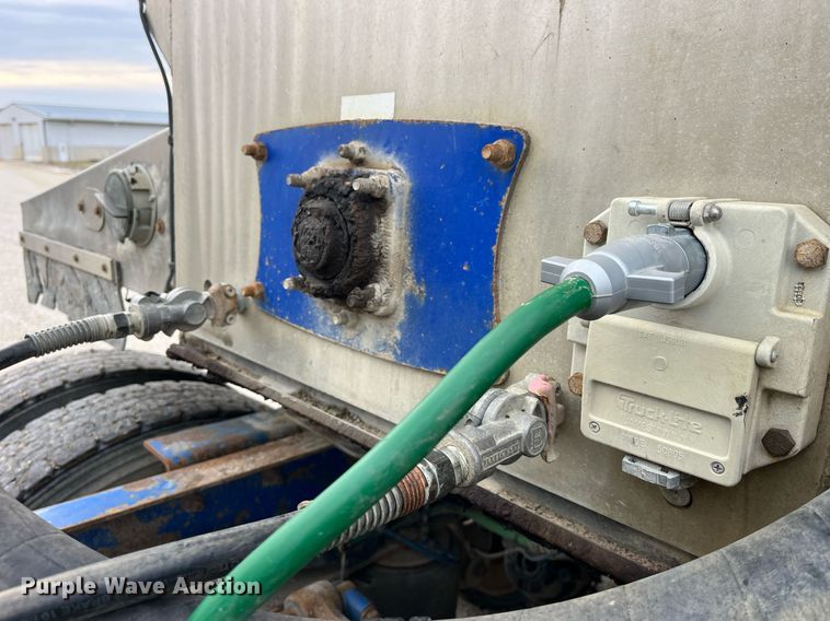 image for item LD9926 2011 Hensley  ATLW-36-32-8 feed delivery trailer