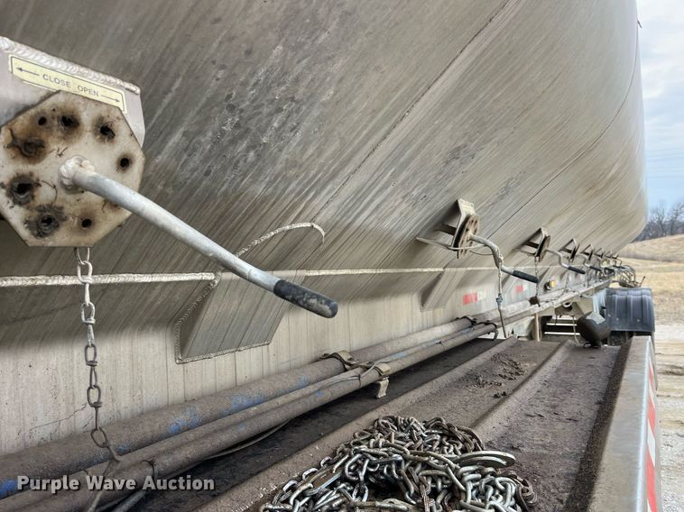 image for item LD9926 2011 Hensley  ATLW-36-32-8 feed delivery trailer