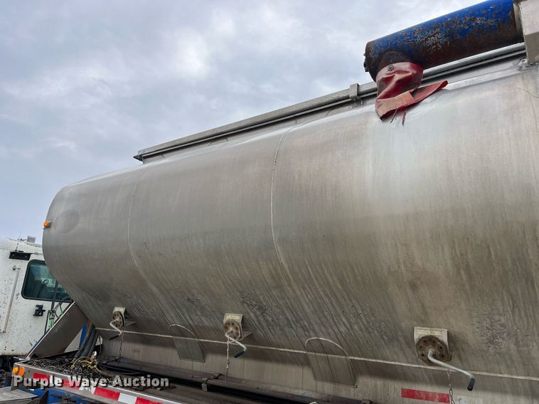 image for item LD9926 2011 Hensley  ATLW-36-32-8 feed delivery trailer