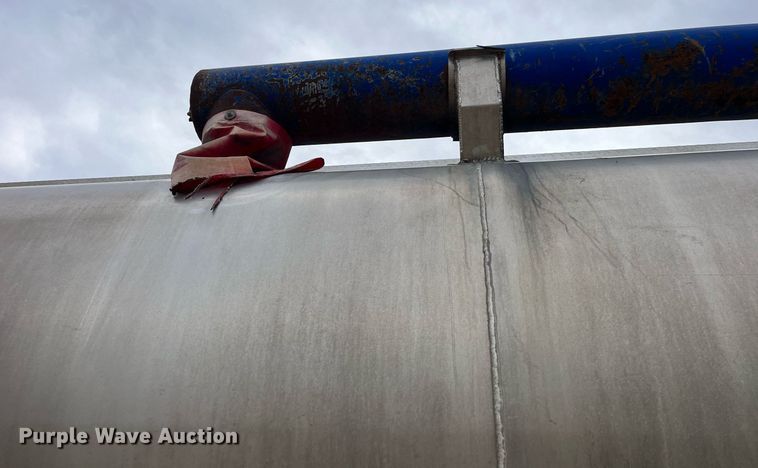 image for item LD9926 2011 Hensley  ATLW-36-32-8 feed delivery trailer