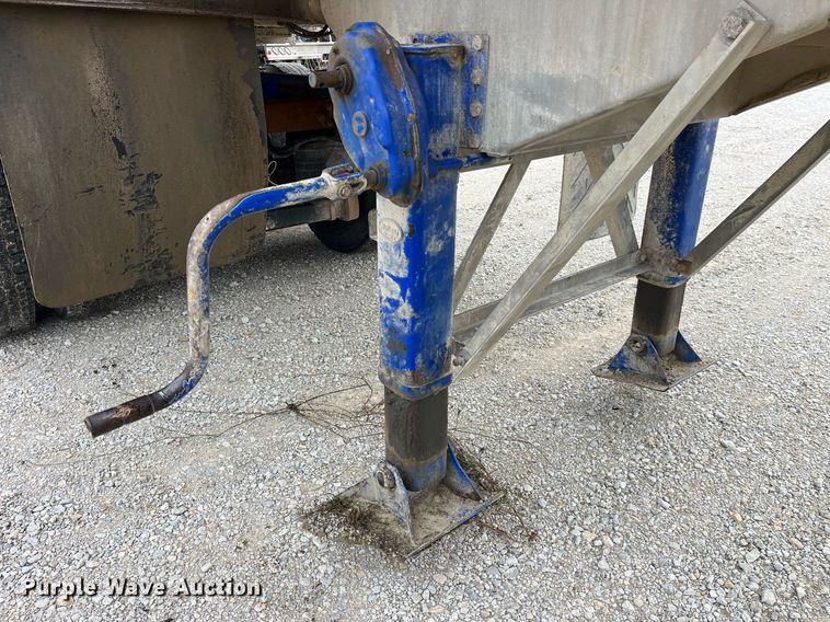 image for item LD9926 2011 Hensley  ATLW-36-32-8 feed delivery trailer